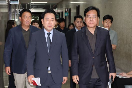 국민의힘 장동혁 대표와 송언석 원내대표가 7일 서울 여의도 국회에서 미국 이민 당국의 한국 기업 직원 구금 사태와 관련한 대책을 논의하기 위해 원내대표실로 이동하고 있다. 연합뉴스