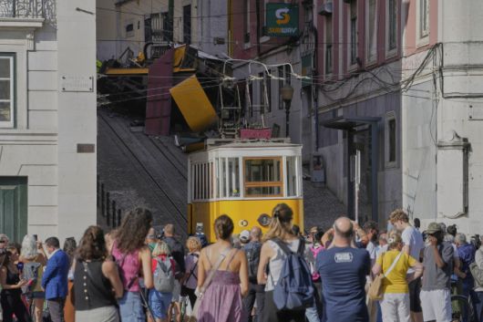 4일(현지시간) 포르투갈 리스본 케이블전차(푸니쿨라) 탈선 사고 현장 인근에 사람들이 모여 있다. AP 뉴시스