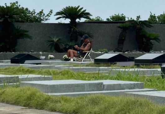 28일(현지시간) 대만 소셜미디어에 게시된 사진. 구준엽이 세상을 떠난 아내 쉬시위안의 묘를 지키고 있다. 2025.7.28 스레드