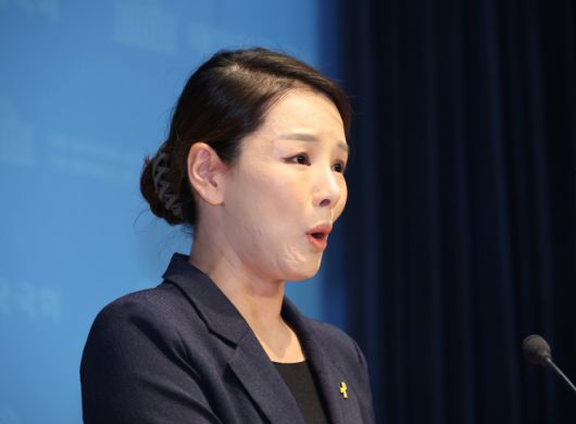 조국혁신당 성비위 고발 및 탈당 기자회견하는 강미정 대변인 - 강미정 조국혁신당 대변인이 4일 서울 여의도 국회 소통관에서 당내 성비위 의혹과 관련한 탈당 기자회견을 하고 있다. 2025.09.04. 뉴시스