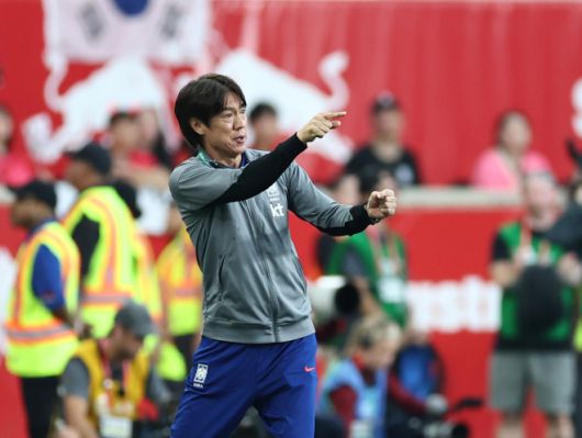 홍명보 한국 축구 국가대표팀 감독이 7일(한국시간) 미국 뉴저지주 해리슨 스포츠일러스트레이티드 스타디움에서 열린 미국과의 평가전에서 선수들에게 작전 지시하고 있다. 해리슨 연합뉴스