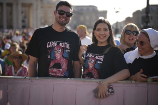 2025년 9월 7일 바티칸 성 베드로 광장에서 열린 시성 미사에 참가하기 위해 순례객들이 입장하고 있다. 이날 레오 14세 교황은 카를로 아쿠티스와 피에르 조르조 프라사티를 성인으로 선포했다. AP 연합뉴스