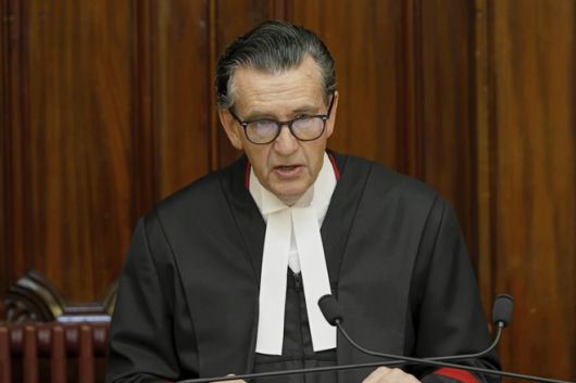 호주 빅토리아주 멜버른의 최고 법원에서 크리스토퍼 빌 판사가 ‘호주 독버섯 살인 사건’의 범인 에린 패터슨에게 8일(현지시간) 종신형 선고를 내리고 있다. 2025.9.8. AP 뉴시스