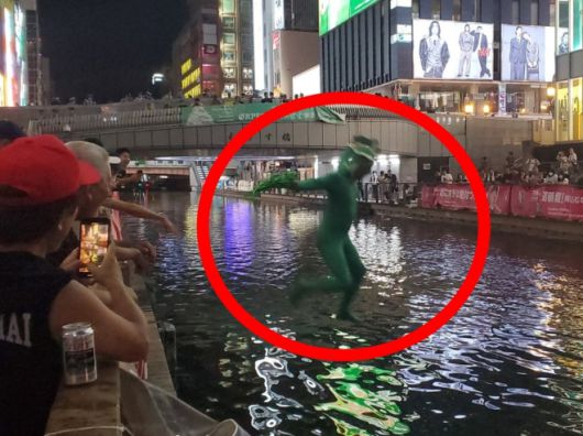 7일 일본 프로야구 구단 한신 타이거스가 우승한 직후 도톤보리강에 뛰어든 시민. 엑스(X) 캡처