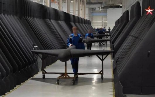 러시아 타타르스탄 공화국 옐라부가 경제특구 내 드론 공장에서 ‘게란-2’(이란제 샤헤드-136 개량형) 자폭 드론이 조립되는 모습. 러시아 국방부 산하 방송 채널이 공개한 영상 캡처.