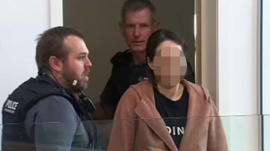 두 자녀 살해 혐의로 기소된 한국계 이모씨가 8일(현지시간) 뉴질랜드 오클랜드 고등법원에 출석해 경찰의 호송을 받고 있다. (뉴질랜드 뉴스허브 화면 캡처, 모자이크 처리)