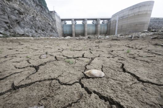 계속되는 가뭄에 갈라진 오봉저수지 바닥 - 강릉지역에 극심한 가뭄 계속되는 4일  강원 강릉 오봉저수지의 바닥이 갈라져 있다. 2025.09.04. 뉴시스