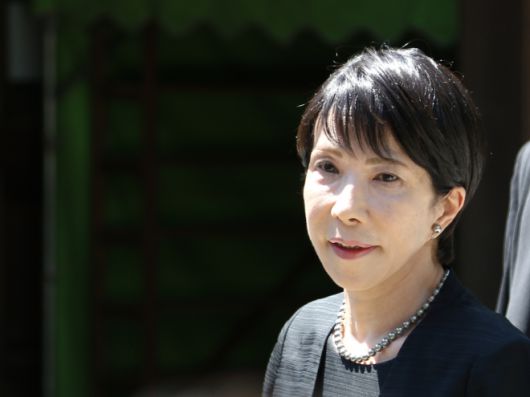 야스쿠니신사 참배한 다카이치 의원 - 일본이 패전 80년을 맞은 15일 도쿄 야스쿠니신사를 참배한 집권 자민당 다카이치 사나에 의원이 취재진 질문에 답하고 있다. 야스쿠니신사에는 태평양전쟁 A급 전범이 합사돼 있다. 2025.8.15 연합뉴스