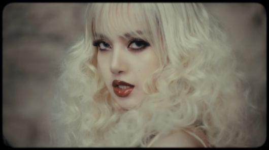 블랙핑크 멤버 겸 솔로 가수 리사(가운데)가 지난 2월 발표한 ‘본 어게인’ 뮤직비디오 한 장면.