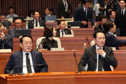 의총 참석한 장동혁-김도읍 - 국민의힘 장동혁 대표와 김도읍 의원이 1일 서울 여의도 국회에서 열린 의원총회에 참석해 있다. 2025.9.1 연합뉴스