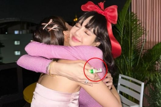 친구와 포옹 중인 블랙핑크 리사의 손에 야돔이 들려있다. 리사 인스타그램