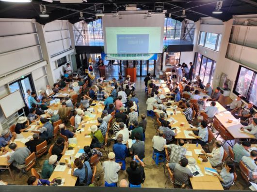 제주도가 지난 3일 서귀포시 안덕면 상창리문화회관에서 양봉농가 250여명이 참석한 가운데 기후변화로 위협받는 양봉산업 보호를 위해 꿀벌 질병 관리 세미나를 개최하고 있다. 제주도 제공