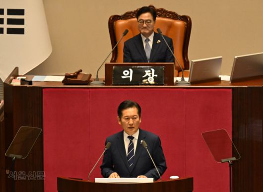 취임 첫 교섭단체 대표연설하는 정청래 - 정청래(아래) 더불어민주당 대표가 9일 국회 본회의장에서 정기국회 교섭단체 대표연설을 하고 있다. 정 대표는 50분 넘게 이어진 연설에서 내란을 모두 26차례 외쳤지만 협치는 한 번도 언급하지 않았다. 안주영 전문기자