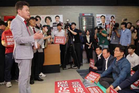 국힘 윤리위 참석하는 전한길 - 국민의힘 전당대회 합동연설회를 방해해 당 윤리위원회에 회부된 한국사 강사 전한길 씨가 14일 서울 여의도 중앙당사에서 열린 윤리위원회에 참석하기 전 농성중인 김문수 당대표 후보와 인사하고 있다. 2025.8.14 안주영 전문기자