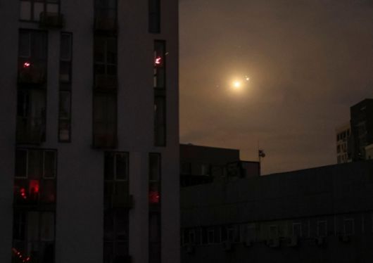 우크라이나 군이 10일 새벽 수도 키이우 상공을 향해 러시아 드론을 향해 대공포를 발사하는 가운데 폭발이 밤하늘에 번지고 있다. 로이터 연합뉴스