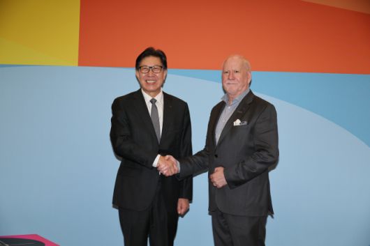 박형준 부산시장(좌)이 토마스 가비 WDO회장(우)와 공식 대면식에서 인사를 나누고 있다. 사진 세계디자인총회 공동취재단 제공