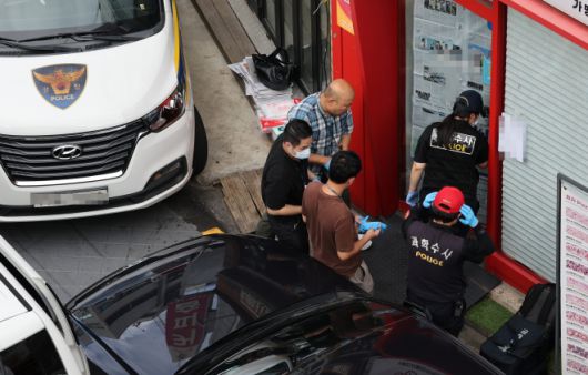 3일 서울 관악구 한 식당에서 칼부림 사건이 발생, 경찰이 조사하고 있다. 2025.9.3. 연합뉴스