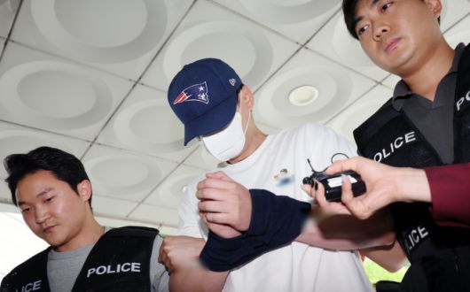 관악구 피자가게 살인사건 피의자 A씨가 12일 오후 서울 서초구 서울중앙지방법원에서 열린 구속 전 피의자 심문(영장실질심사)에 출석하고 있다. A씨는 지난 3일 서울 관악구 조원동 자신의 프랜차이즈 피자가게에서 흉기를 휘둘러 프랜차이즈 본사 임원 1명과 인테리어 업자 2명을 살해한 혐의를 받는다. 2025.09.12. 뉴시스