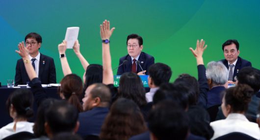 질문받는 이재명 대통령 - 이재명 대통령이 12일 강원도 춘천시 강원창작개발센터에서 열린 지역 토론회 ‘강원의 마음을 듣다’ 타운홀 미팅에서 질문을 받고있다.  춘천 연합뉴스