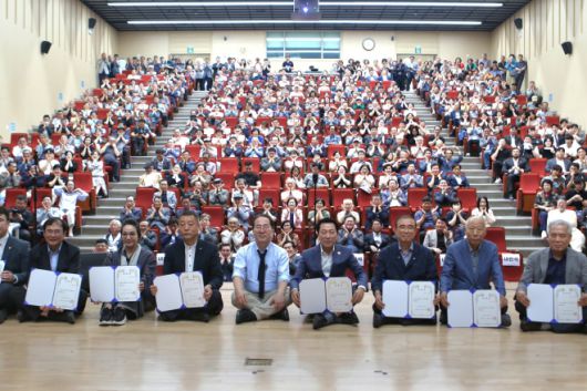 허석 순천학연구소 상임대표와 분과위원장 등이 위촉장 수여식 후 기념촬영을 하고 있다.