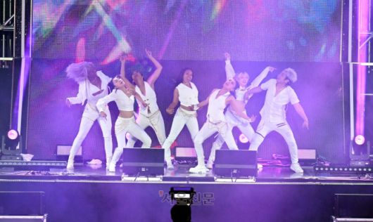 지난 13일 서울신문 주최로 서울 중구 서울광장에서 열린 제15회 ‘K팝 커버댄스 페스티벌 월드 파이널’에서 ‘위너’ 타이틀을 거머쥔 미국 ‘케이엔디’(KND)가 ITZY(있지)의 ‘마.피.아 in the morning’에 맞춰 열정적으로 춤추고 있다.  안주영 전문기자