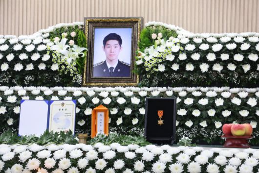 고 이재석 경사에 추서된 훈장 - 12일 인천 동구의 한 장례식장에 마련된 해양경찰관 고(故) 이재석 경사 빈소 영정 앞에 추서된 훈장이 놓여 있다.  이 경사는 지난 11일 인천 옹진군 영흥도 갯벌에 고립된 70대 A씨를 구조하는 과정에서 자신이 착용했던 구명조끼를 A씨에게 입혀준 뒤 함께 헤엄쳐 나오다 실종됐다. 2025.9.12 연합뉴스