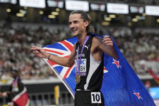 뉴질랜드의 조디 비미시가 2025년 9월 15일 일본 도쿄 국립경기장에서 열린 세계육상선수권 남자 3000ｍ 장애물 결선에서 우승을 차지한 뒤 세리머니를 하고 있다. AP뉴시스