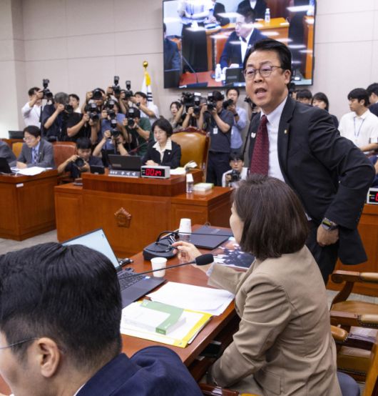 최혁진 의원 발언에 강하게 항의하는 곽규택 의원 - 국민의힘 곽규택 의원이 16일 서울 여의도 국회에서 열린 법제사법위원회 전체회의에서 무소속 최혁진 의원의 나경원 의원에 대한 발언에 강하게 항의하고 있다. 2025.9.16 연합뉴스