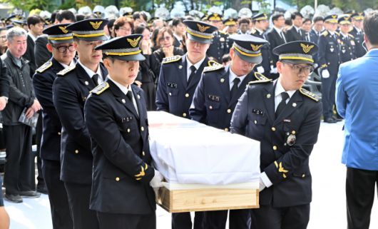 15일 인천 서구 인천해양경찰서에서 영흥도 갯벌에 고립된 70대 중국인을 구조하다 숨진 故 이재석 경사의 영결식이 엄수되고 있다. 뉴스1