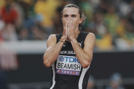 뉴질랜드의 조디 비미시가 2025년 9월 15일 일본 도쿄 국립경기장에서 열린 세계육상선수권 남자 3000ｍ 장애물 결선에서 우승을 차지한 뒤 세리머니를 하고 있다. AP뉴시스