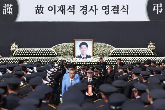 15일 인천 서구 인천해양경찰서에서 영흥도 갯벌에 고립된 70대 중국인을 구조하다 숨진 故 이재석 경사의 영결식이 엄수되고 있다. 뉴스1