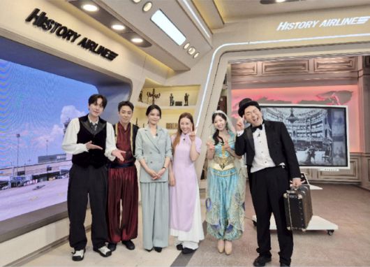 공연산업 전문가인 이은혜 경희대 교수가 지난 16일 tvN ‘벌거벗은 세계사’에 출연해  패널들과 기념촬영을 하고 있다. 사진: tvN 제공.