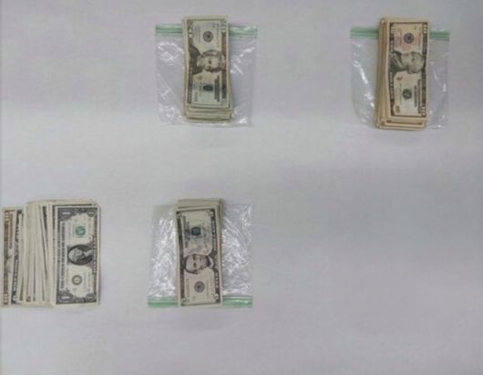 미국 샌프란시스코 경찰이 공개한 사진으로, 지난 10일(현지시간) 요리사 발렌티노 루친이 시내 중심가 은행에서 훔친 현금 중 일부. AP 연합뉴스
