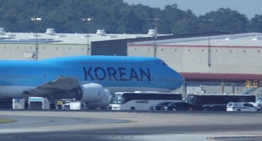 미국에 구금됐던 한국인 근로자들을 태운 전세기(사진)는 미국 현지시간으로 11일 오전 11시 38분쯤 조지아주 애틀랜타 하츠필드-잭슨 국제공항에서 출발했다. 연합뉴스