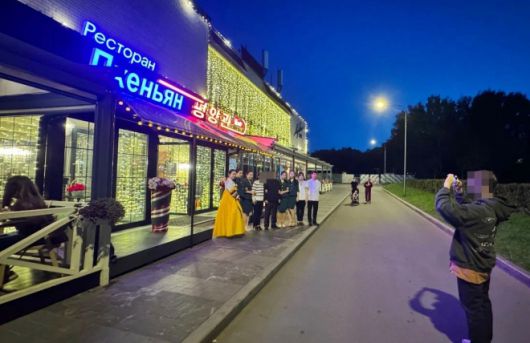 최근 러시아 모스크바에 15년 만에 추가 개점한 북한 식당 ‘평양관’ 종업원과 손님. 얀덱스 맵 리뷰 캡쳐