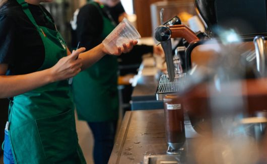 스타벅스 직원들의 모습. 기사와 직접적인 관련 없음. 스타벅스 홈페이지 캡처