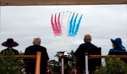 도널드 트럼프 미국 대통령과 멜라니아 여사, 찰스 3세 영국 국왕과 카밀라 왕비가 17일(현지시간) 윈저성에서 열린 군악의장 행사에서 영국 공군 특수비행팀 ‘레드애로우즈’의 에어쇼를 관람하고 있다. AFP 연합뉴스