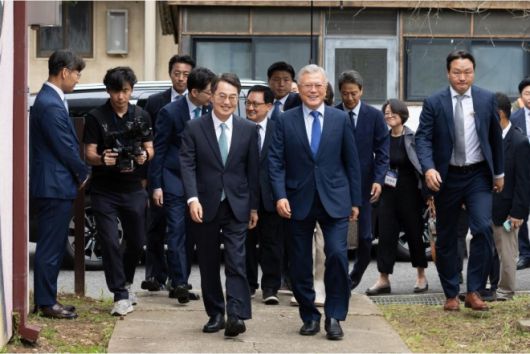 김동연 경기도지사와 문재인 전 대통령이 19일 파주 캠프그리브스에서 열린  ‘9.19 평양공동선언 7주년 기념식’ 행사장으로 향하고 있다. (경기도 제공)