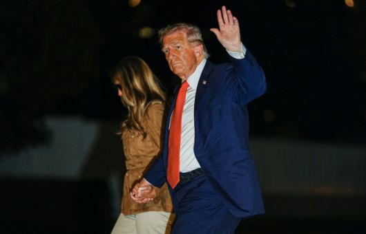 도널드 트럼프 미국 대통령이 18일(현지시간) 국빈방문을 마치고 워싱턴DC 백악관에 도착해 손을 흔들고 있다. 곁에는 멜라니아 여사가 함께했다. 로이터 연합뉴스