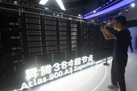 올해 7월 26일 중국 상하이에서 열린 세계인공지능대회에서 참가 고객이 화웨이 아틀라스 900 A3 슈퍼팟을 촬영하는 모습. 상하이 AP 뉴시스