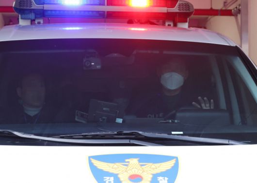 모자와 마스크로 얼굴 가린 살해 교사 - 7일 오후 대전서부경찰서에서 첫 대면조사를 마친 대전 초등생 살해 교사 명모(40대) 씨를 태운 경찰 승합차가 유치장으로 이동하기 위해 경찰서를 나서고 있다.  2025.3.7 연합뉴스