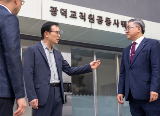 임태희 경기도교육감이 22일 안성 광덕교직원공동사택을 방문한 자리에서 “저경력 직원의 주거 문제를 적극 해결하겠다”라고 밝혔다. (경기도교육청 제공)