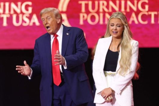 도널드 트럼프 미국 대통령과 찰리 커크의 아내 에리카가 21일(현지시간) 애리조나주 글렌데일에서 열린 추모행사에서 함께 무대에 올라와 있다. 연합뉴스
