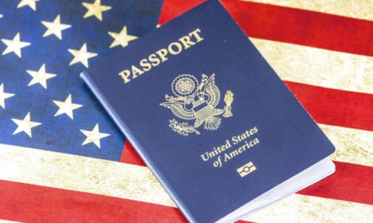 미국 국기와 미국 여권 자료사진