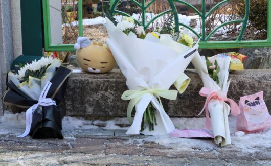 피해 초등학생 추모하는 꽃과 과자 - 11일 오전, 초등생 1학년 여아가 살해당한 대전 서구 한 초등학교에 시민들이 두고 간 편지와 꽃, 과자, 인형 등이 놓여있다. 지난 10일 오후 5시 50분께 이 학교에서 초등학교 1학년생인 A(8)양이 흉기에 찔려 심정지 상태로 발견됐으나 숨졌다. 경찰은 현장에서는 다친 채 발견된 교사 B(40대)씨가 A양을 찌른 뒤 자해한 것으로 보고 자세한 사건 경위를 조사하고 있다. 2025.2.11  연합뉴스