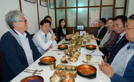 오영훈(왼쪽 두번째) 제주도지사가 22일 제주도 제주시 용담이동의 한 갈치요리 식당을 찾았다. 자료 : 제주도