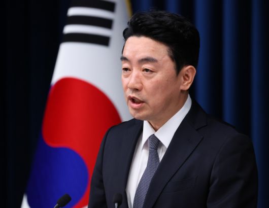 강훈식 대통령 비서실장이 2025년 9월 19일 서울 용산 대통령실에서 브리핑을 하고 있다. 강 실장은 사흘 후 미국의 H-1B 비자 수수료 인상과 관련해 “글로벌 이공계 인력 유치 기회”라고 강조했다. 연합뉴스