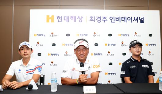 최고령 우승 기록 경신 도전 최경주 “우승 염두에 둔 적 없다” - 최고령 우승 기록 경신 도전 최경주 “우승 염두에 둔 적 없다”     (여주=연합뉴스) 프로골퍼 최경주(가운데)가 24일 여주 페럼클럽에서 열린 한국프로골프(KPGA)투어 현대해상 최경주 인비테이셔널 공식 기자회견에서 발언하고 있다. 왼쪽부터 이수민, 최경주, 옥태훈. 2025.9.24 [KPGA 제공. 재판매 및 DB 금지]      photo@yna.co.kr (끝)   <저작권자(c) 연합뉴스, 무단 전재-재배포, AI 학습 및 활용 금지>