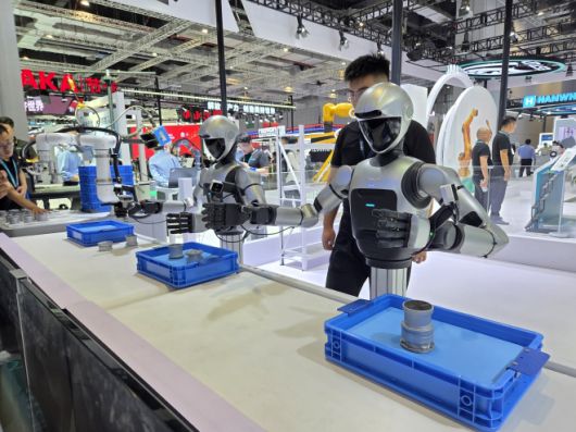 24일 중국 상하이 국제컨벤션센터에서 열린 ‘2025 로봇박람회’에 ‘에스툰’의 휴머노이드 ‘코드로이드’가 제조업 공정을 시연하고 있다. 상하이 곽소영 기자