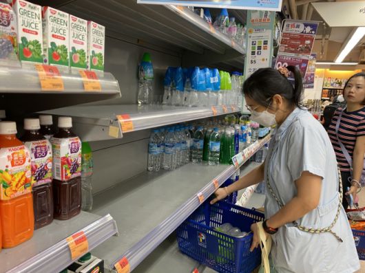 2025년 9월 22일 중국 남부 홍콩의 한 슈퍼마켓에서 사람들이 장을 보고 있다. 홍콩특별행정구(HKSAR) 정부 보안국 산하 비상 모니터링·지원센터는 태풍 ‘라가사’에 대비해 월요일 오전 가동됐다. 신화 뉴시스